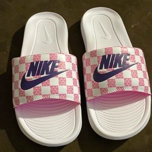 cushioned nike slides